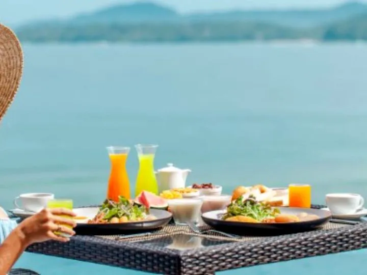Dieta de vacanță. Ce recomandă specialiștii ca să fiți sănătoși în concediu