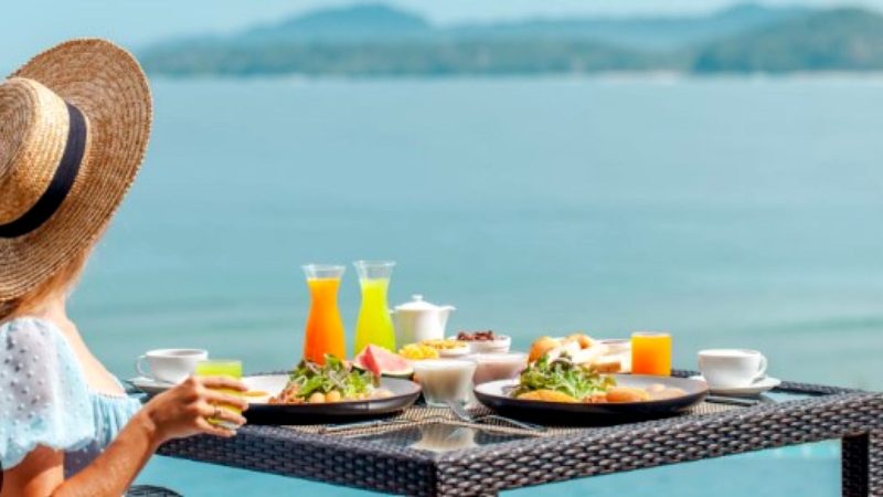Dieta de vacanță. Ce recomandă specialiștii ca să fiți sănătoși în concediu