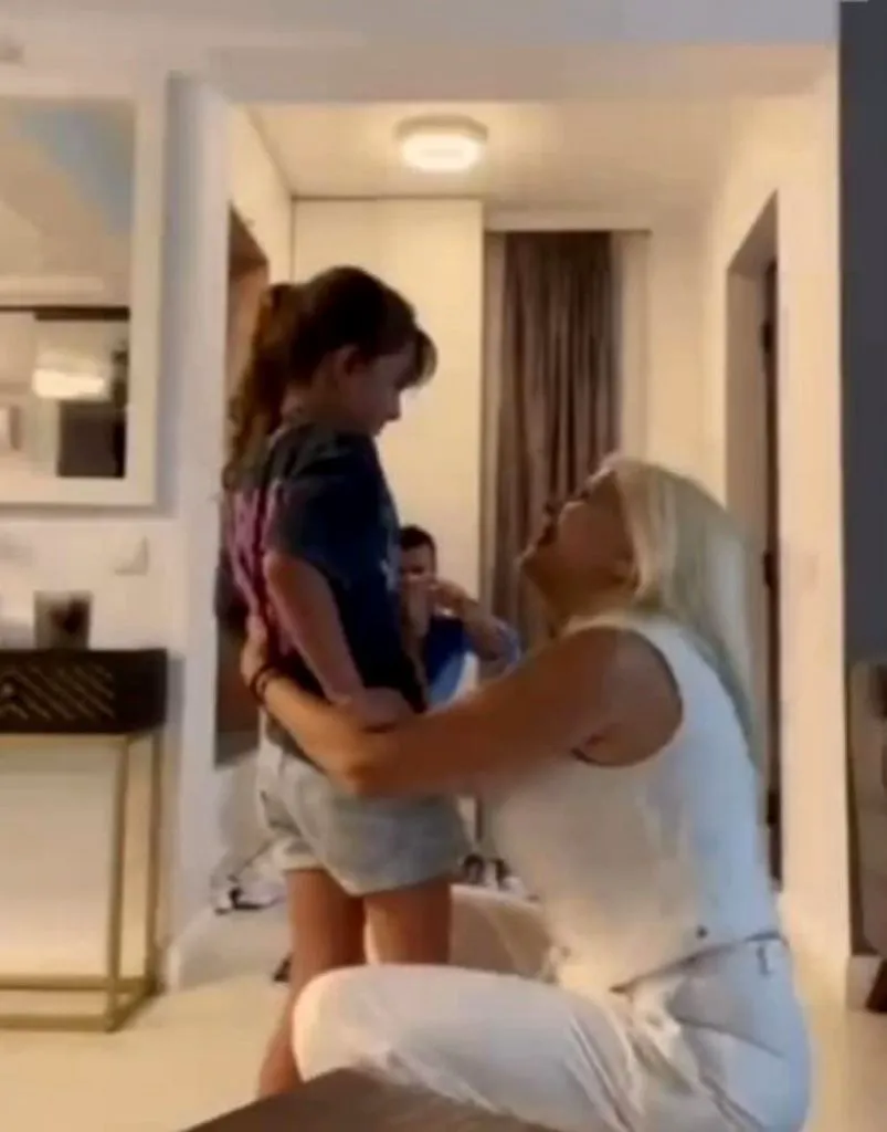 Prima vacanță de familie a Elenei Udrea. A ales un loc cu multă încărcătură emoțională