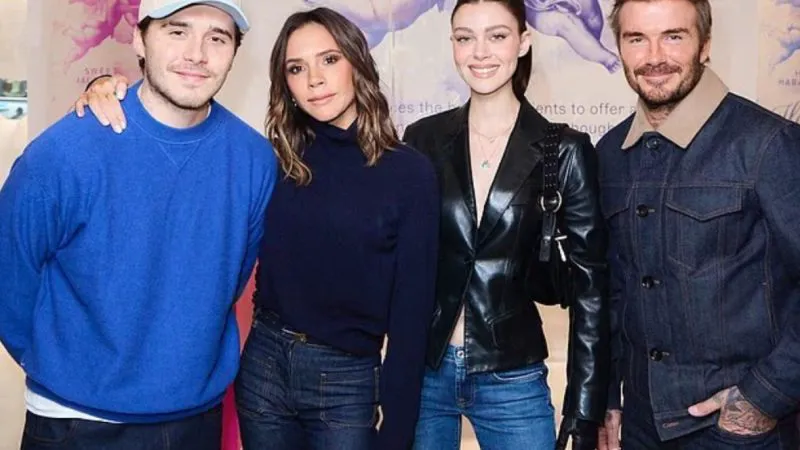 Victoria Beckham își arată durerea de mamă, dar Brooklyn se ține pe poziții. Se transmit mesaje subtile, în plin scandal