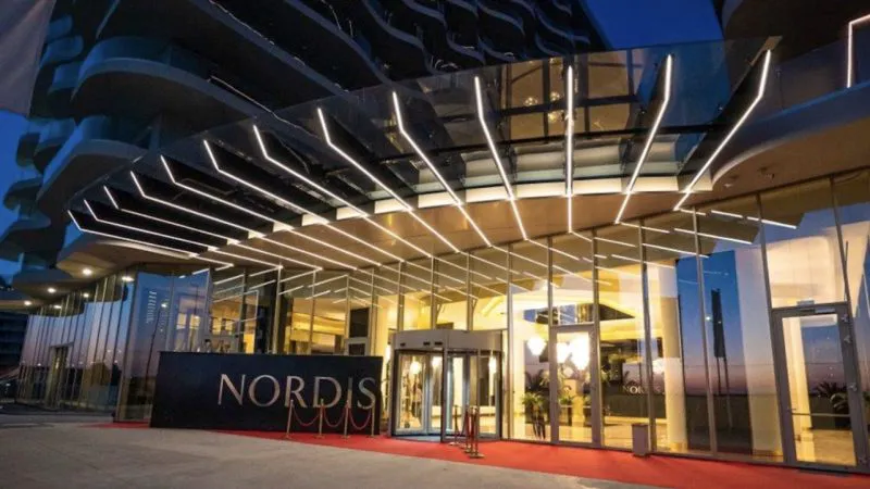 Iată cum arată Hotelul Nordis din Mamaia, unde se cazează doar proprietarii!