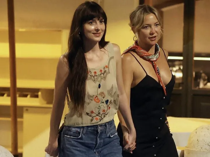 Dakota Johnson și Kate Hudson, în costume de baie minuscule. Unde au fost surprinse vedetele