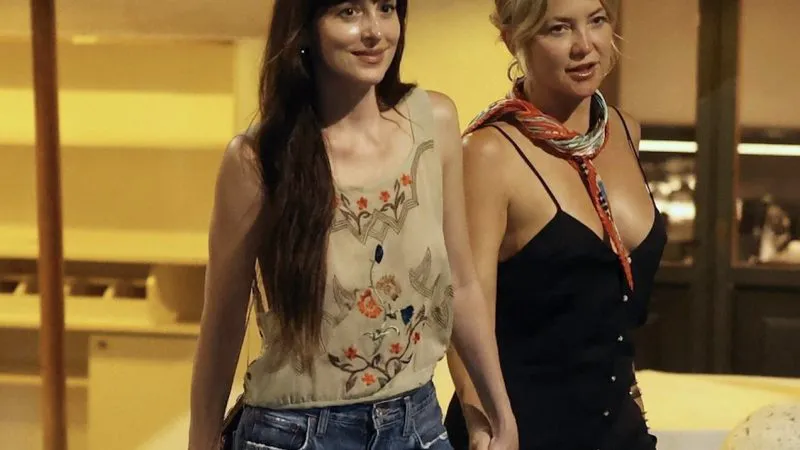 Dakota Johnson și Kate Hudson, în costume de baie minuscule. Unde au fost surprinse vedetele