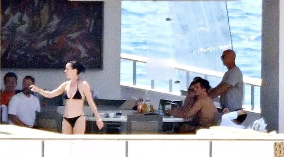 Katy Perry și Orlando Bloom, despărțiți, dar împreună. Fostul cuplu „le-a stricat luna de miere” lui Jeff Bezos și Lauren Sanchez