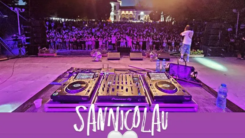 Rapper lovit cu pietre pe scenă. Killa Fonic a sărit să se bată cu un fan din mulțime: „A încercat să mă atace” – Video