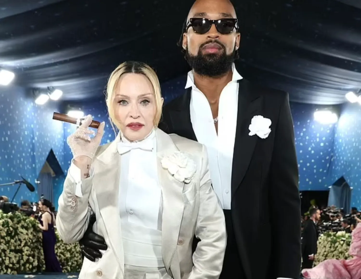 Madonna și-a scos iubitul la Gala Met 2025. Vedeta a uimit cu noul său look. Foto