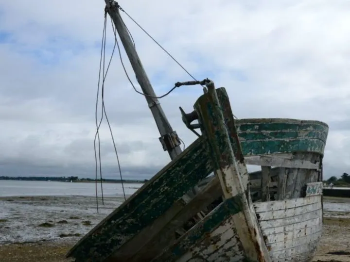 Bancuri. Un marinar român, naufragiat pe o insulă pustie, vede o barcă apropiindu-se de ţărm. Un căpitan îi dă să citească ziare. Ce scrie în ele