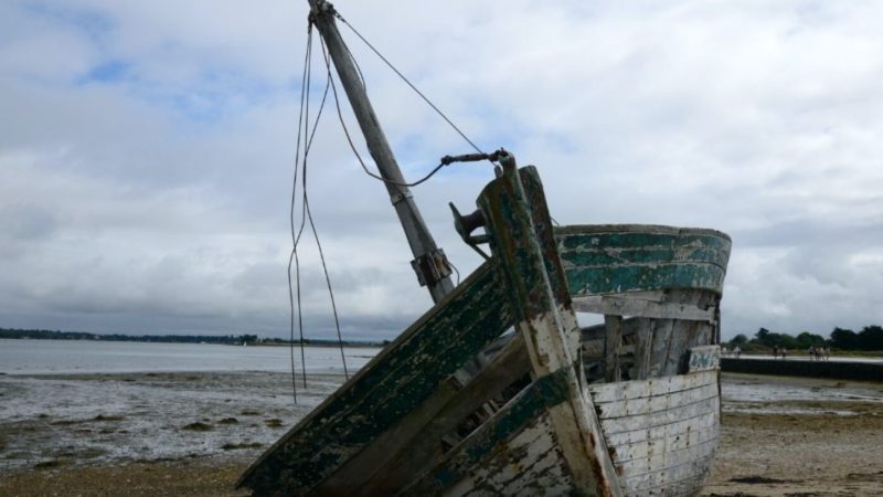Bancuri. Un marinar român, naufragiat pe o insulă pustie, vede o barcă apropiindu-se de ţărm. Un căpitan îi dă să citească ziare. Ce scrie în ele