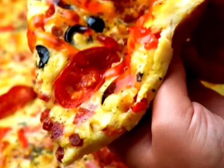 Pizza fără aluat dospit, perfectă pentru o vară fierbinte. Te vei îndrăgosti de această rețetă