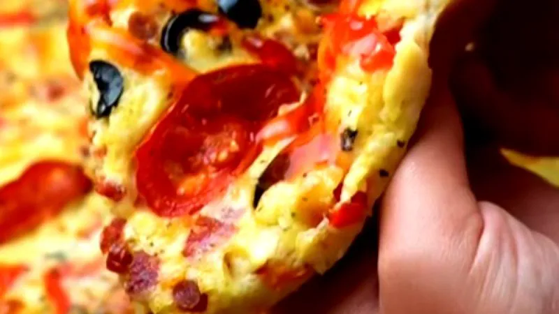 Pizza fără aluat dospit, perfectă pentru o vară fierbinte. Te vei îndrăgosti de această rețetă