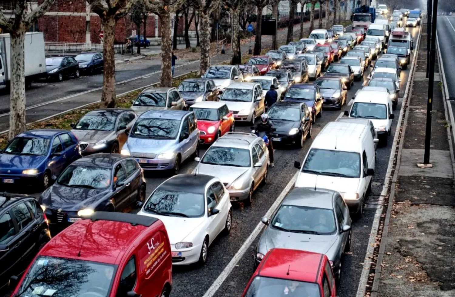 Planul Primăriei București pentru a reduce poluarea până în 2027. Ce obligații vor avea șoferii
