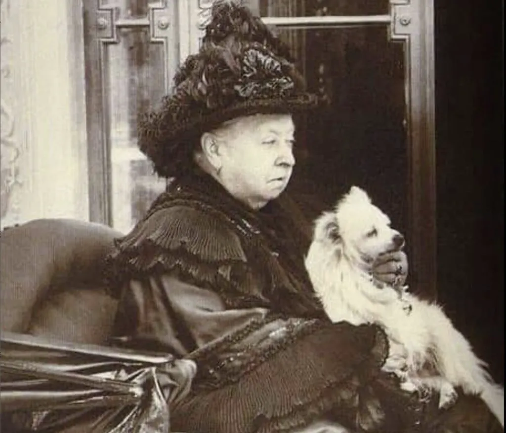 Realitatea pe care Casa Regală și-ar dori-o ascunsă: Regina, cel mai prolific baron al drogurilor din istorie