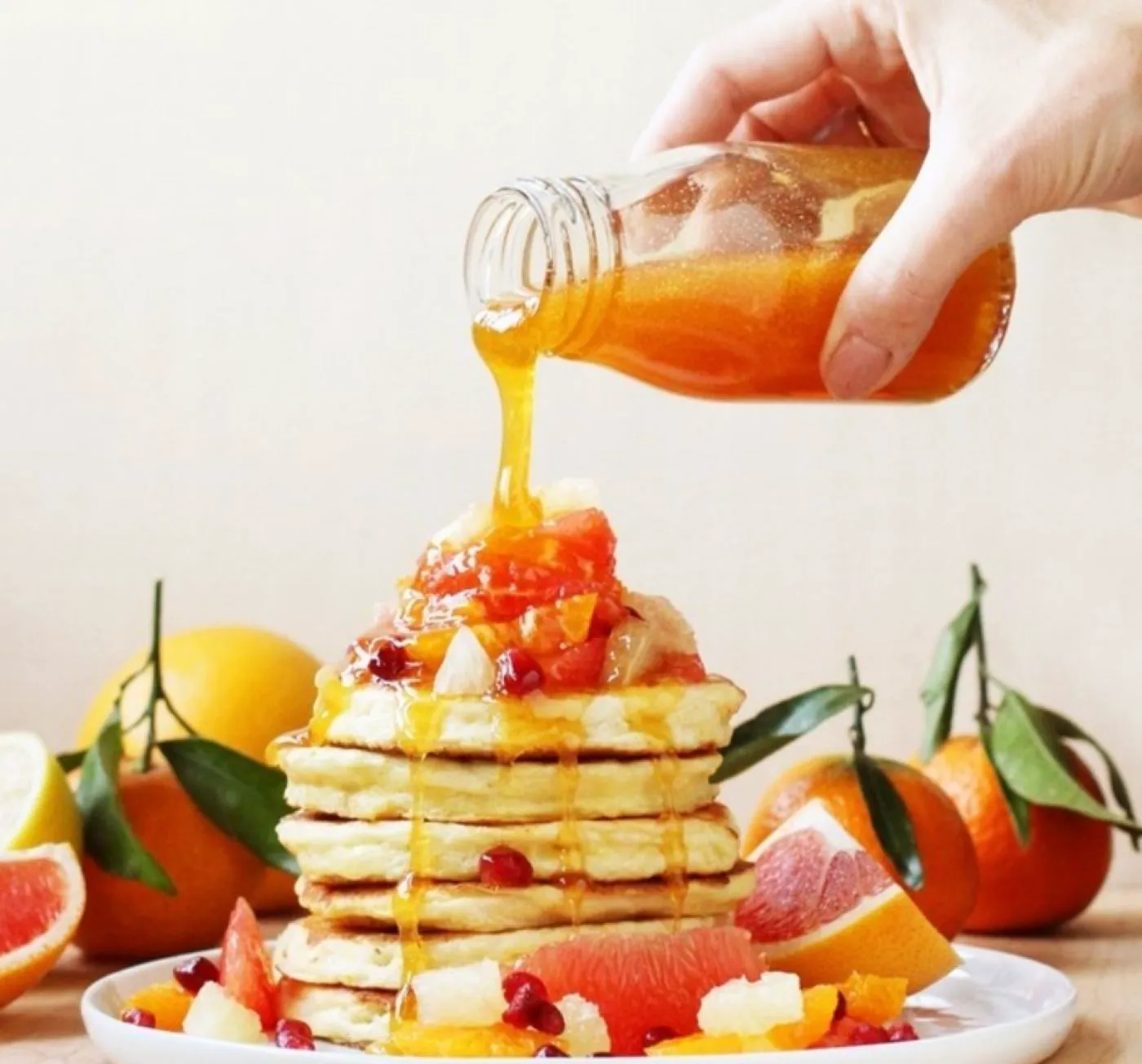 Clătite cu ricotta și sirop de citrice, pufoase ca norii. Rețeta preferată pentru diminețile de vară