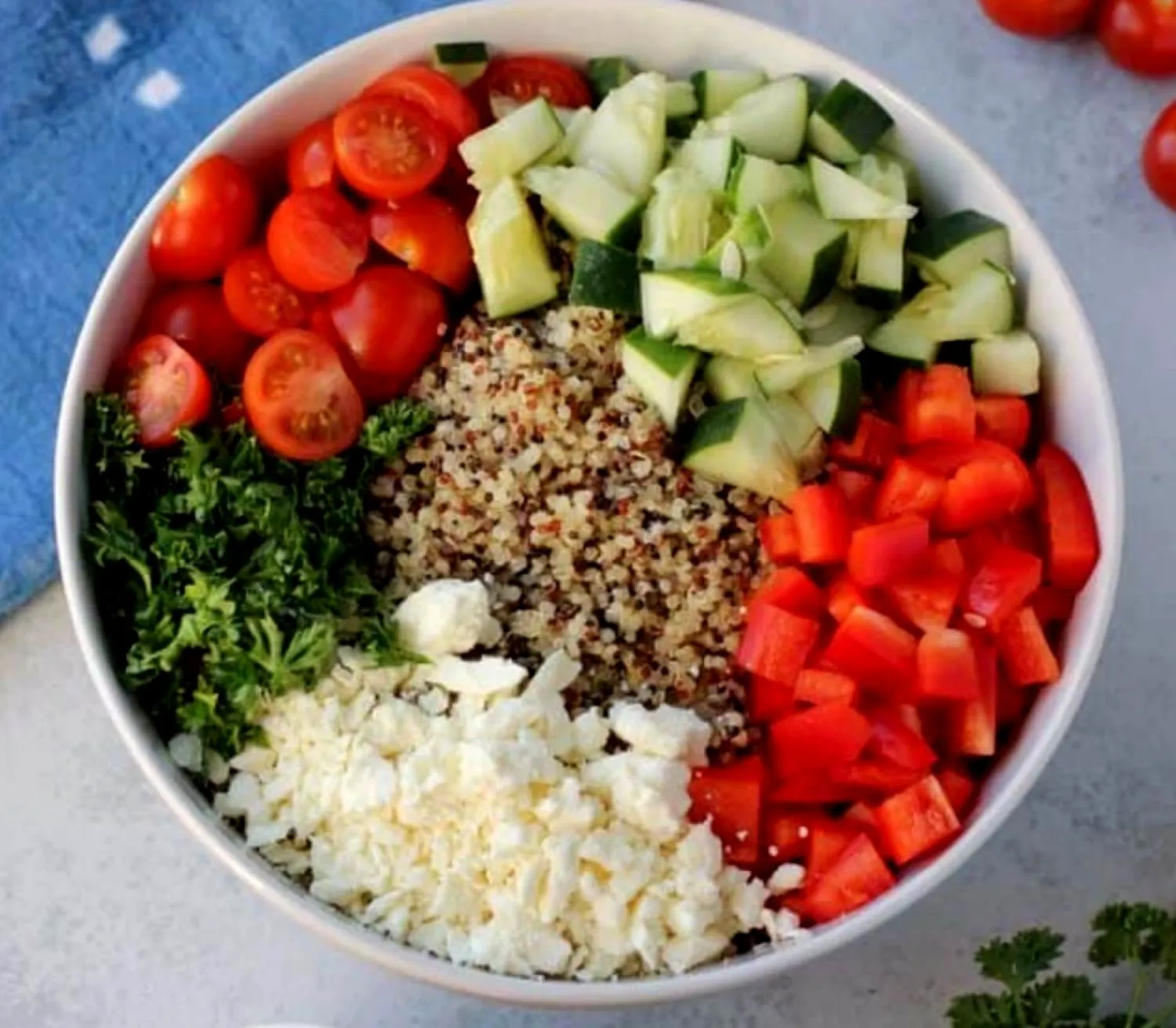 Salată grecească de quinoa cu legume, perfectă pentru o vară caniculară. O rețetă plină de nutrienți