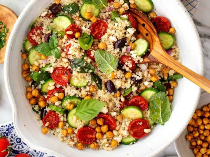 Salată grecească de quinoa cu legume, perfectă pentru o vară caniculară. O rețetă plină de nutrienți