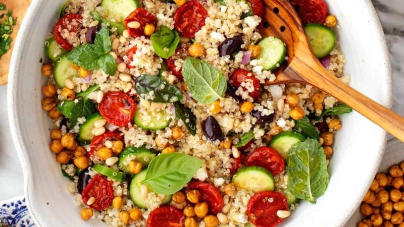 Salată grecească de quinoa cu legume, perfectă pentru o vară caniculară. O rețetă plină de nutrienți