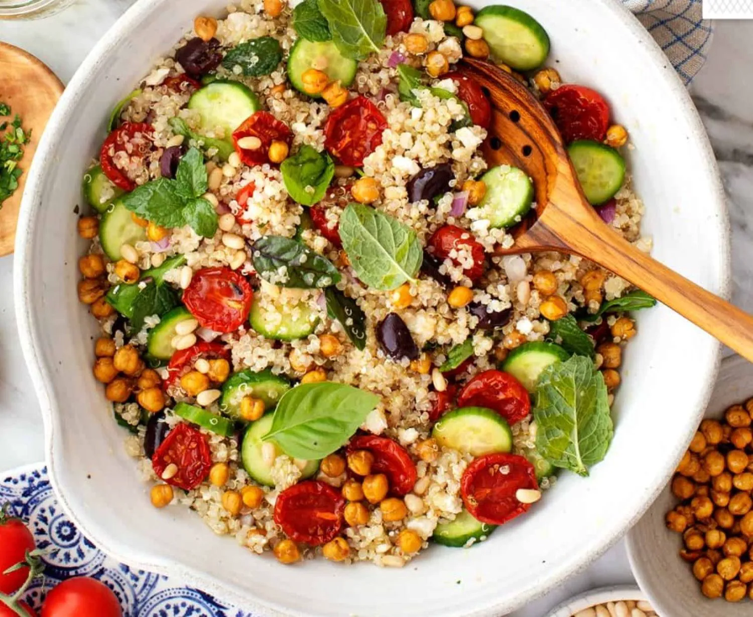 Salată grecească de quinoa cu legume, perfectă pentru o vară caniculară. O rețetă plină de nutrienți