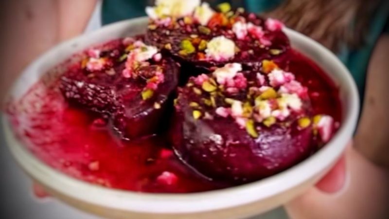 Slăbești mâncând: cină lejeră și delicioasă cu sfeclă „topită”, feta și fistic