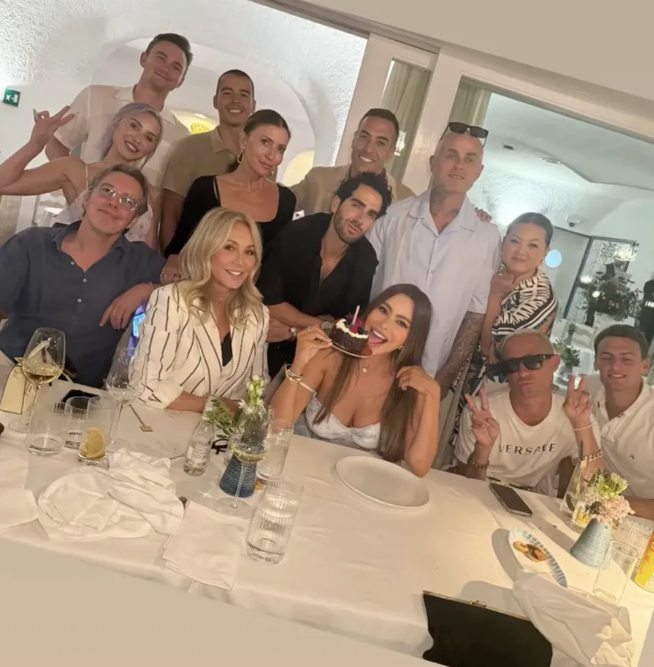 De lângă Tom Brady, Sofia Vergara a ajuns la prietena ei, Anastasia Soare. Vedetele din America petrec vara departe