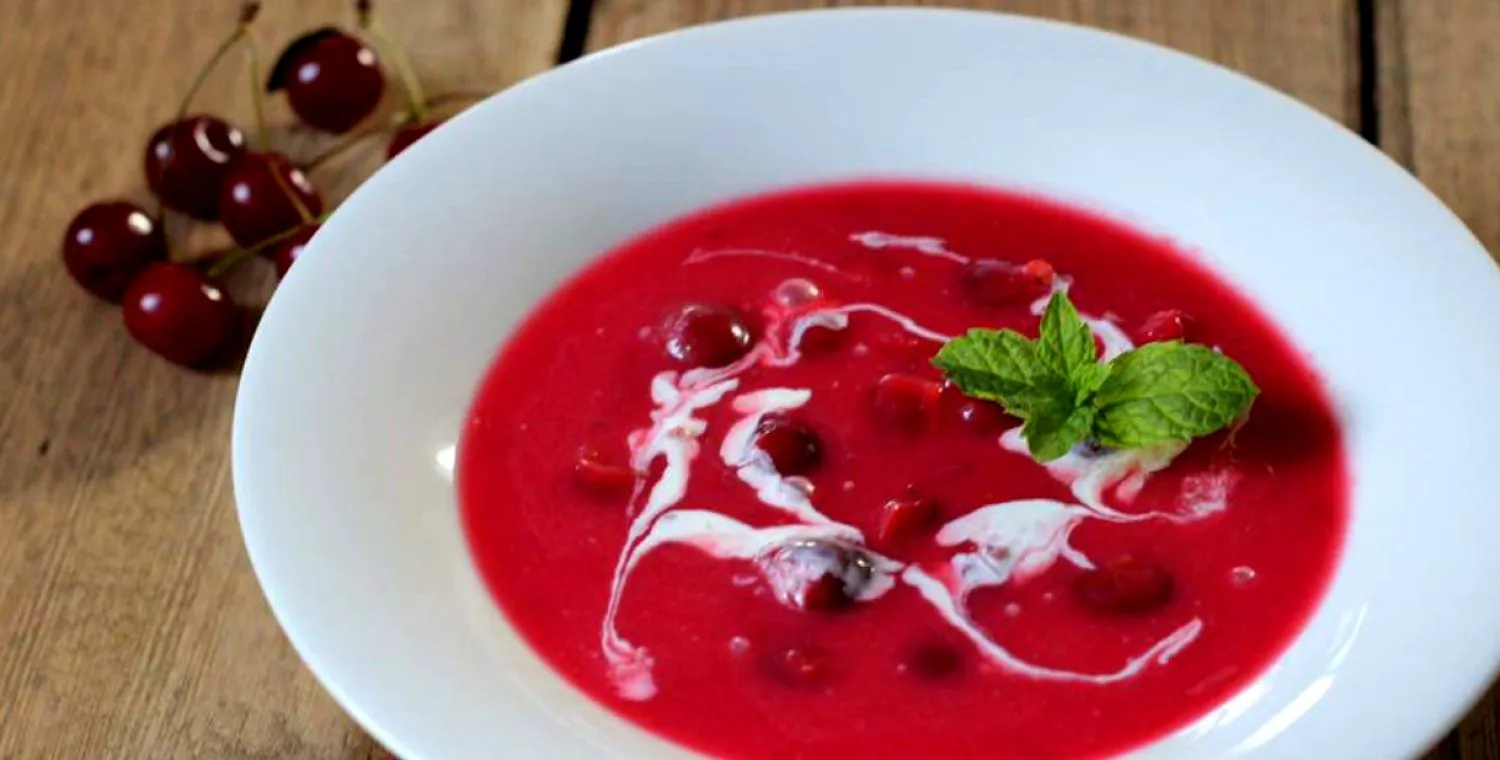 Supă rece de cireșe ungurească, deliciul pe caniculă. Rețeta e minunată!