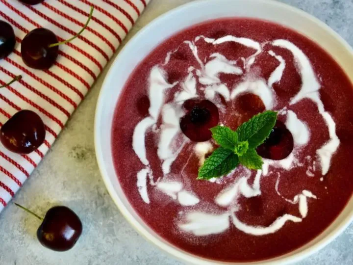 Supă rece de cireșe ungurească, deliciul pe caniculă. Rețeta e minunată!