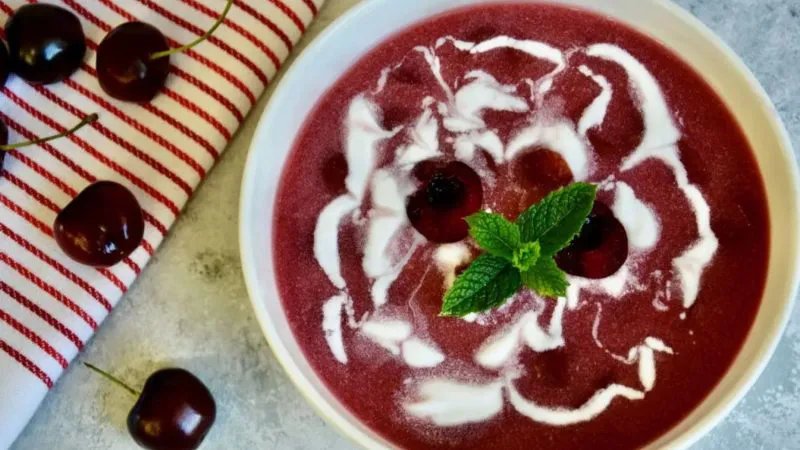 Supă rece de cireșe ungurească, deliciul pe caniculă. Rețeta e minunată!