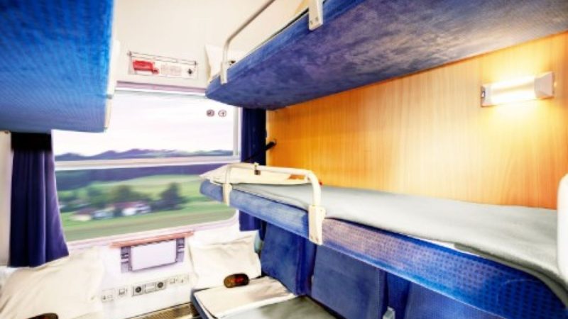 Într-un compartiment de tren era un bărbat şi o femeie. La un moment dat bărbatul izbucneşte în râs. Ce s-a întâmplat cu bărbatul