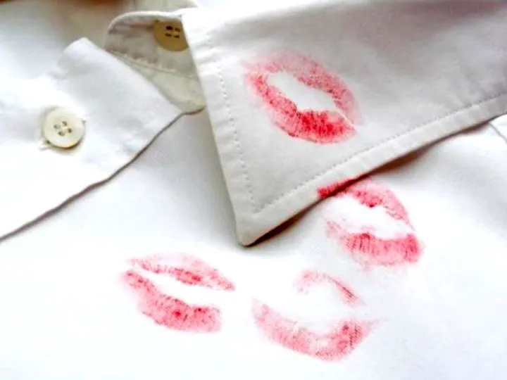 Tupeu este atunci când un bărbat se întoarce acasă la 4 dimineaţa mirosind a parfum de femeie, cu urme de ruj… E genial ce urmează