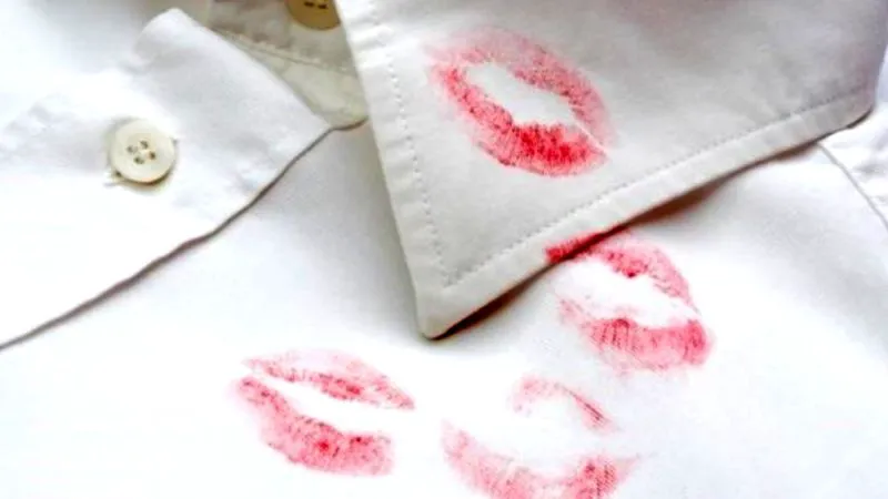 Tupeu este atunci când un bărbat se întoarce acasă la 4 dimineaţa mirosind a parfum de femeie, cu urme de ruj… E genial ce urmează