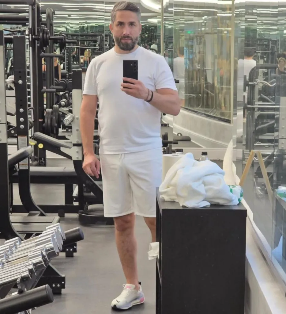 Generalul SRI Valeriu Gheorghiță, cum nu l-ați mai văzut. Face asta pentru soția Monica Bîrlădeanu