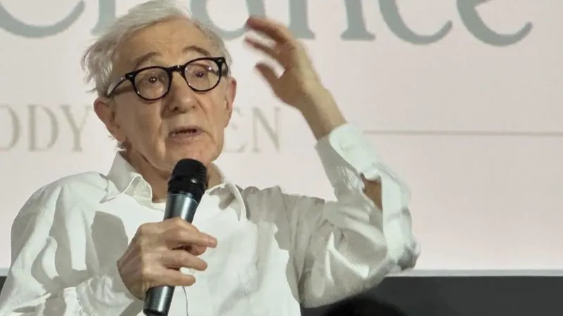 Cum au fost surprinși Woody Allen și soția lui, mult mai tânără, după 27 de ani de căsnicie