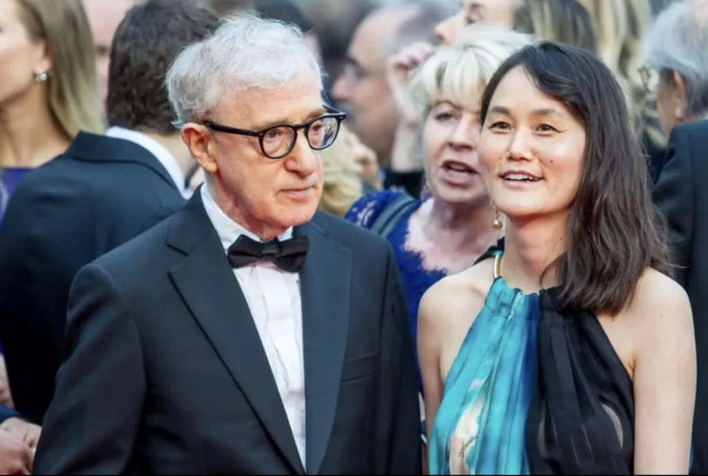 Cum au fost surprinși Woody Allen și soția lui, mult mai tânără, după 27 de ani de căsnicie