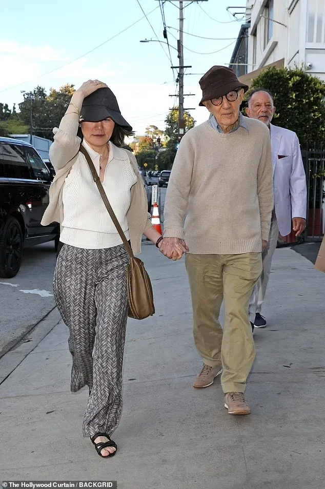 Cum au fost surprinși Woody Allen și soția lui, mult mai tânără, după 27 de ani de căsnicie