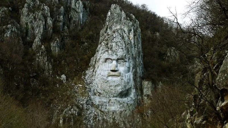 Monumentul care păcălește lumea: Chipul lui Decebal nu are 2000 de ani, ci doar 20
