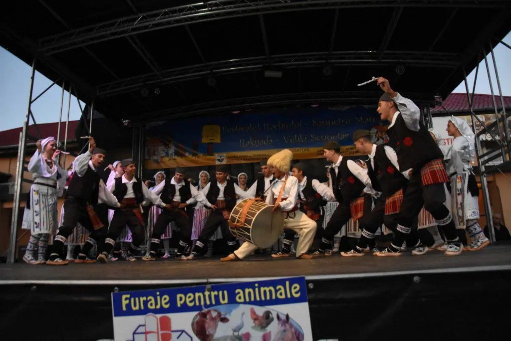 Sârbii fac festival în Banat. Începe RakijaDa, ediția a XIII-a, marea întrecere în prepararea „răchiei”
