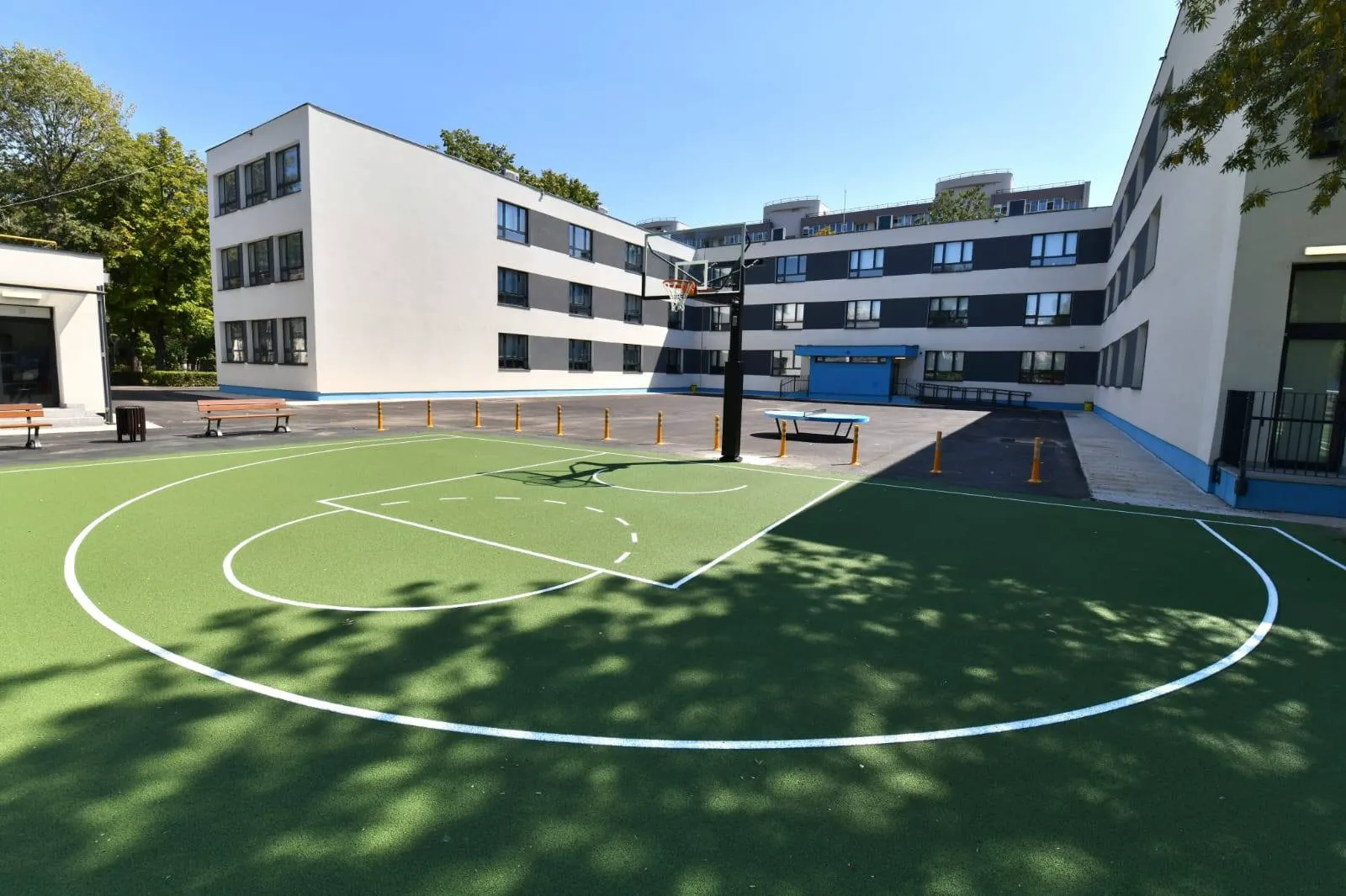 Baza sportivă de la școala din Sectorul 6.jpg