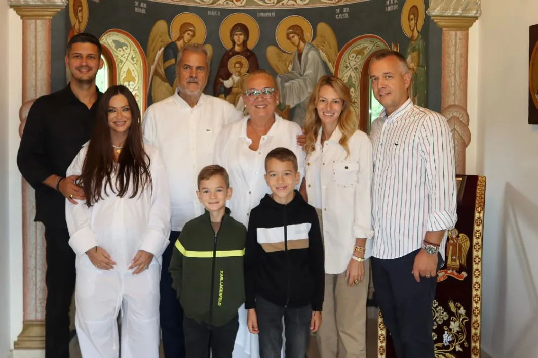 Adrian Năstase a primit cel mai frumos cadou la aniversarea a 40 de ani de căsătorie. După fiul cel mare, a venit rândul celui mic 