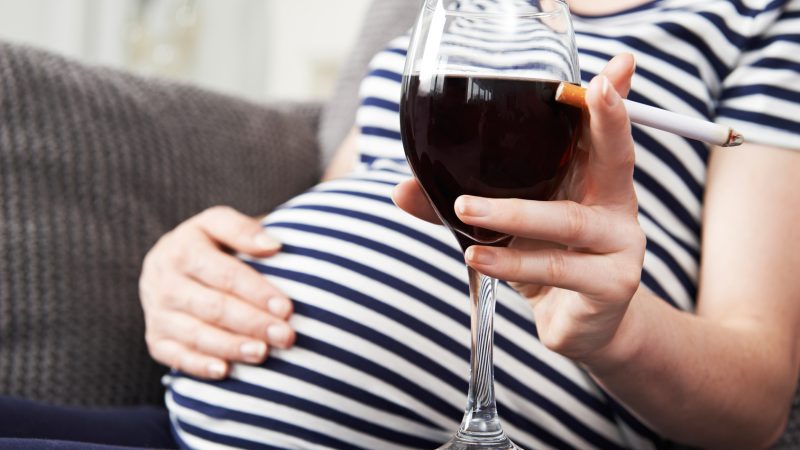 Celebră artistă din România, dezvăluiri șoc. Bea alcool când era gravidă ca să nu mai miște fătul