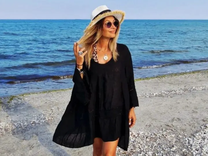 Anca Țurcașiu tremură pe plajă, iubitul ei se scaldă în mare. Imagini savuroase din ultima vacanță