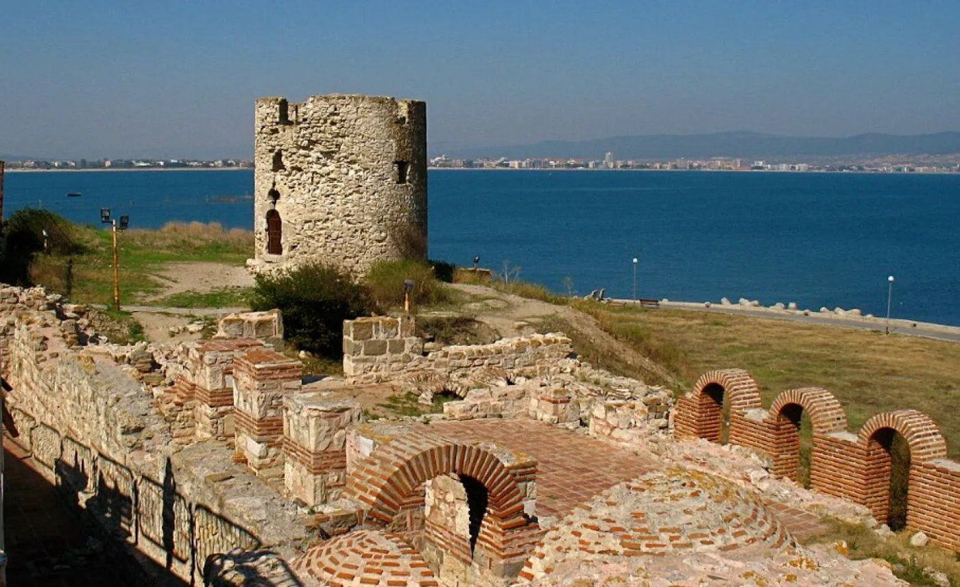 Nesebar, orașul cu cele mai multe biserici din lume. Este supranumit „perla Mării Negre”