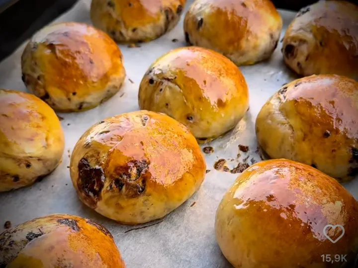 Brioșe pufoase cu ciocolată – rețetă simplă și delicioasă
