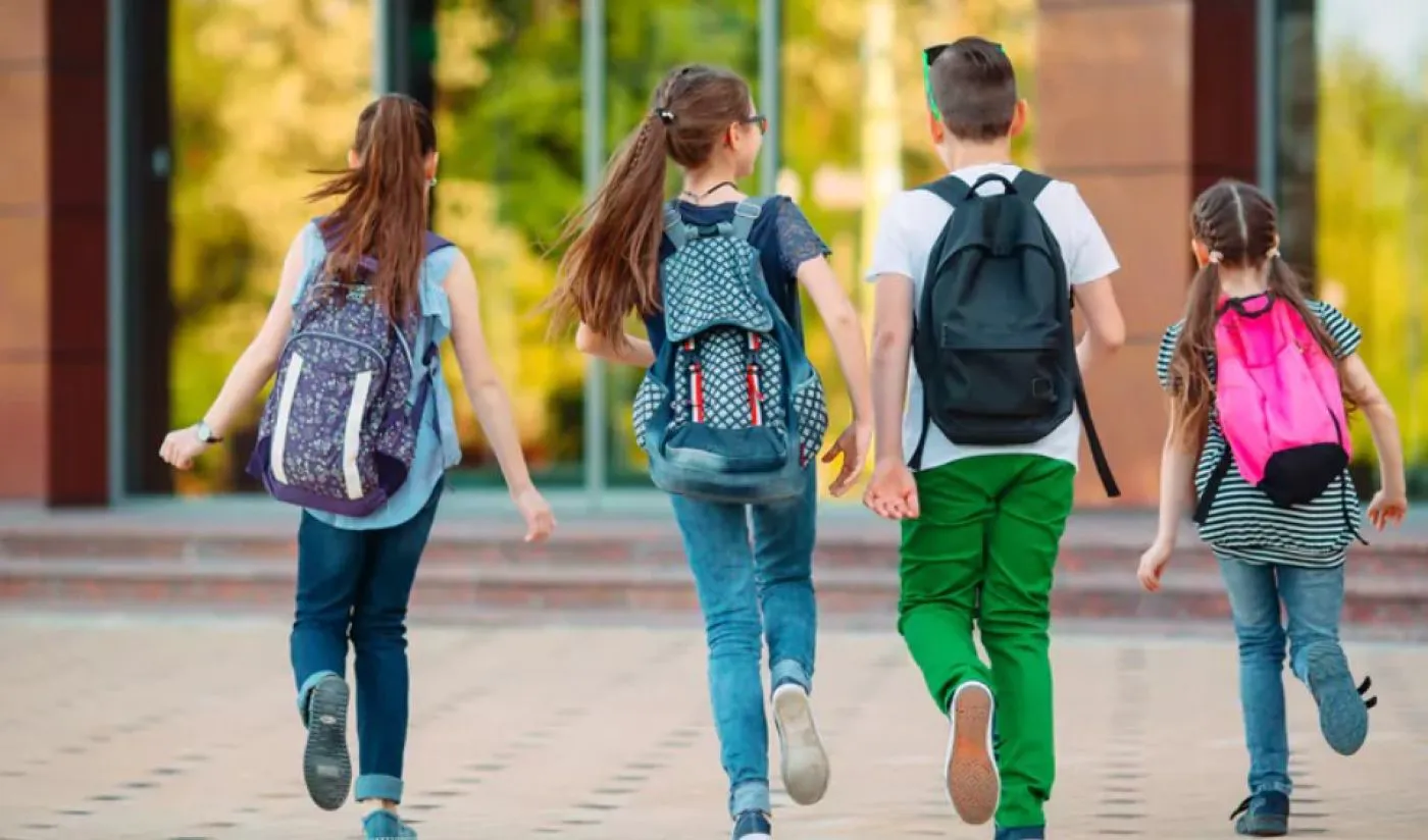Veste bună pentru copiii crescuți în familii monoparentale. Ce se întâmplă cu bursele sociale începând din toamna