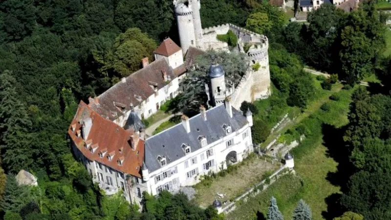 Povestea tulburătoare a lui Lucie, fantoma castelului Veauce. Doamna albă își caută liniștea din 1565