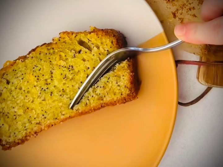 Desertul preferat al irlandezilor: chec cu citrice, mac și vin