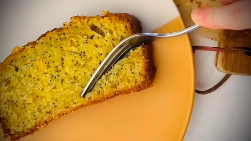Desertul preferat al irlandezilor: chec cu citrice, mac și vin