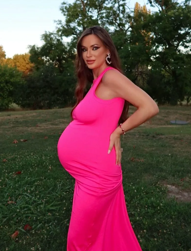 Nora lui Adrian Năstase într-o ședință foto pentru albumul de familie. Toată lumea așteptă
