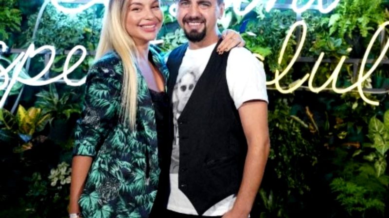 Natanticu povestește despre începuturile relației cu Lizzy și cum s-au mutat împreună. Leșini de râs