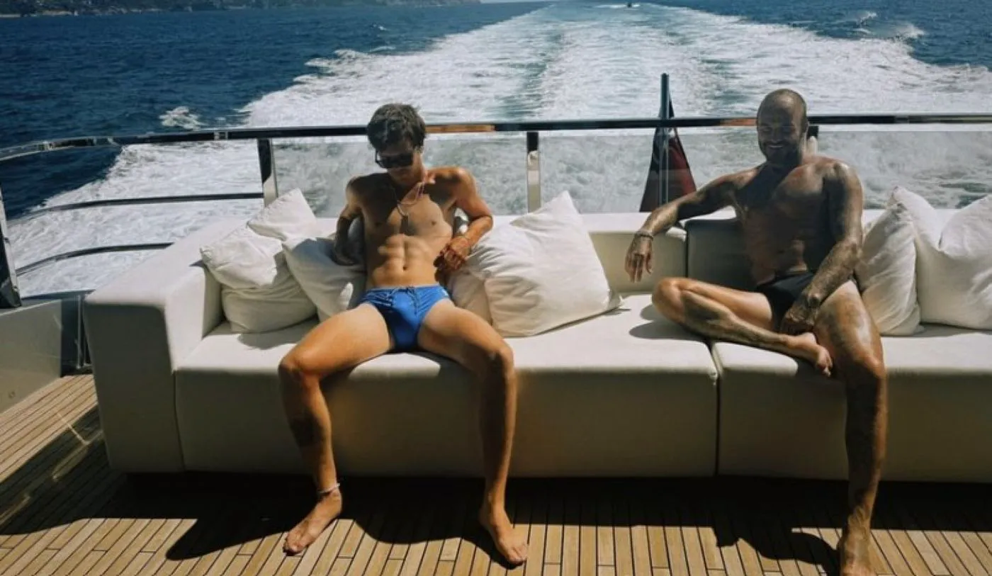 David Beckham și fiul său Cruz și-au etalat abdomenul pe un iaht în Italia. Fotografiile sunt provocatoare