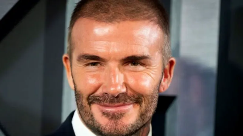 David Beckham și fiul său Cruz și-au etalat abdomenul pe un iaht în Italia. Fotografiile sunt provocatoare