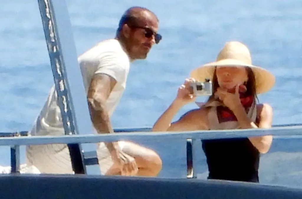 David Beckham și fiul său Cruz și-au etalat abdomenul pe un iaht în Italia. Fotografiile sunt provocatoare